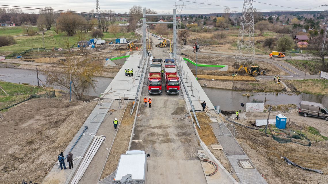 Udało się. Most w nad Bystrzycą nie runął pod sześcioma ciężarówkami