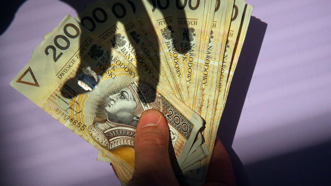 Udawali prokuratora i policjanta, a kobieta straciła 60 000 złotych