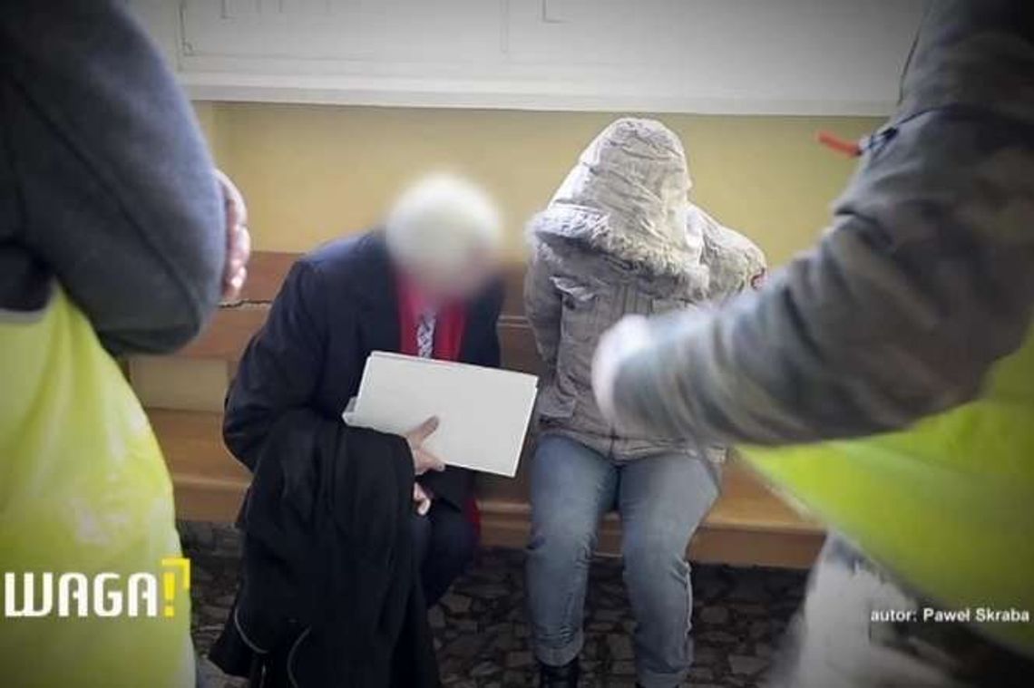 Uderzała Lenką o zmarzniętą ziemię i zostawiła ją na polu. Dziecko zmarło