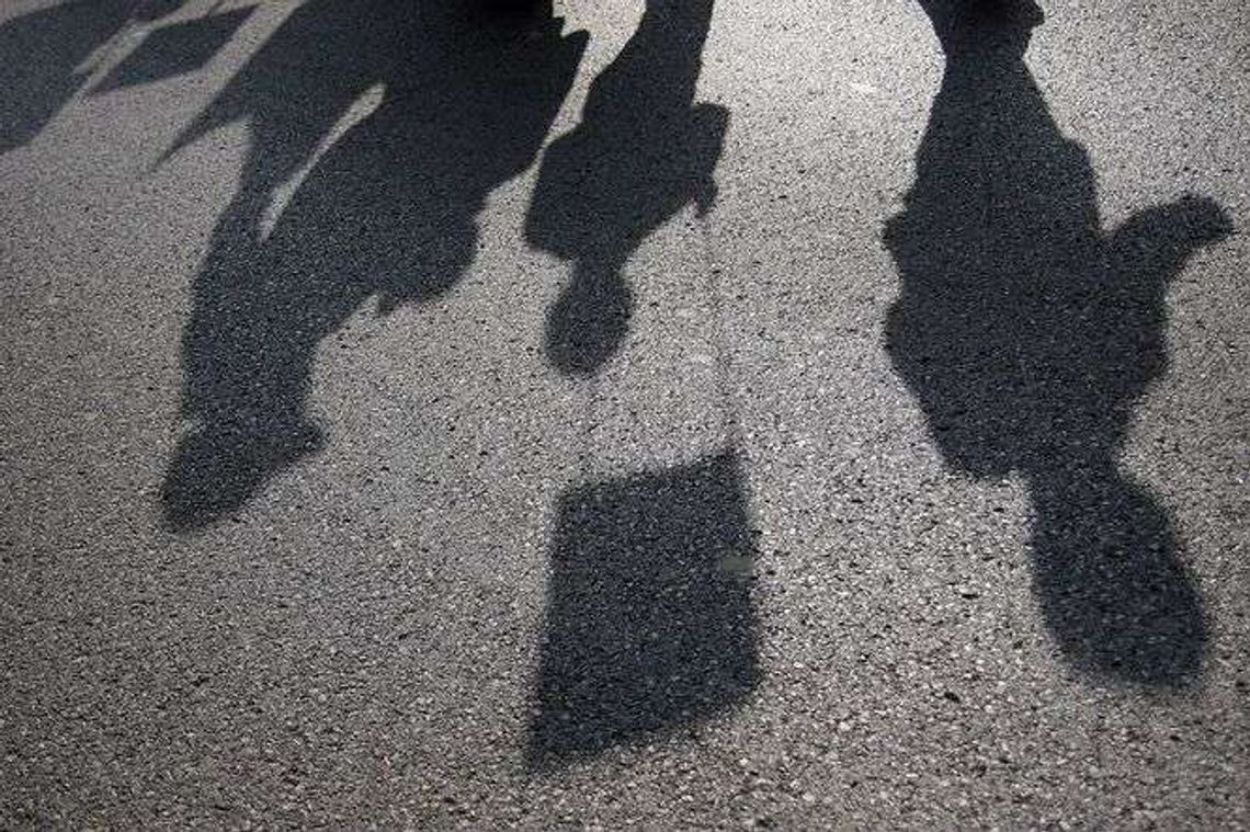 Uderzanie głowami dzieci o ścianę, szarpanie, grożenie? Co działo się w rodzinie zastępczej?