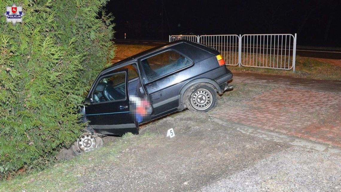 Uderzył w betonowy przepust. Pasażer nie przeżył 