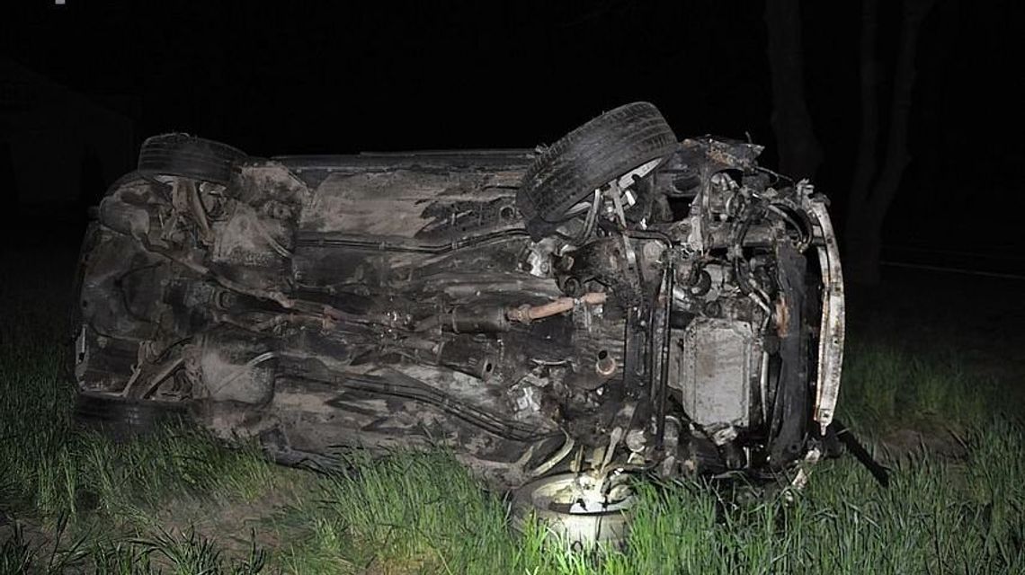 Uderzył w drzewo i "dachował". 29-letni kierowca audi został poważnie ranny [ZDJĘCIA]
