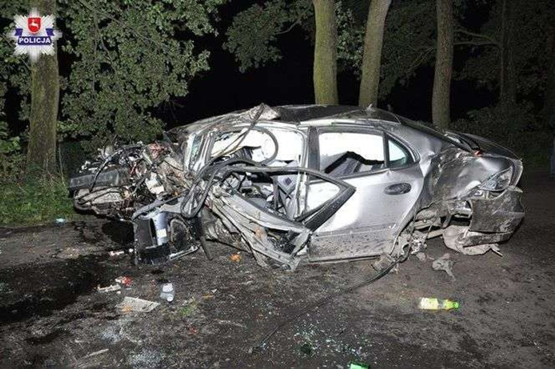 Uderzył w drzewo i dachował. Nie ma prawa jazdy [zdjęcia]