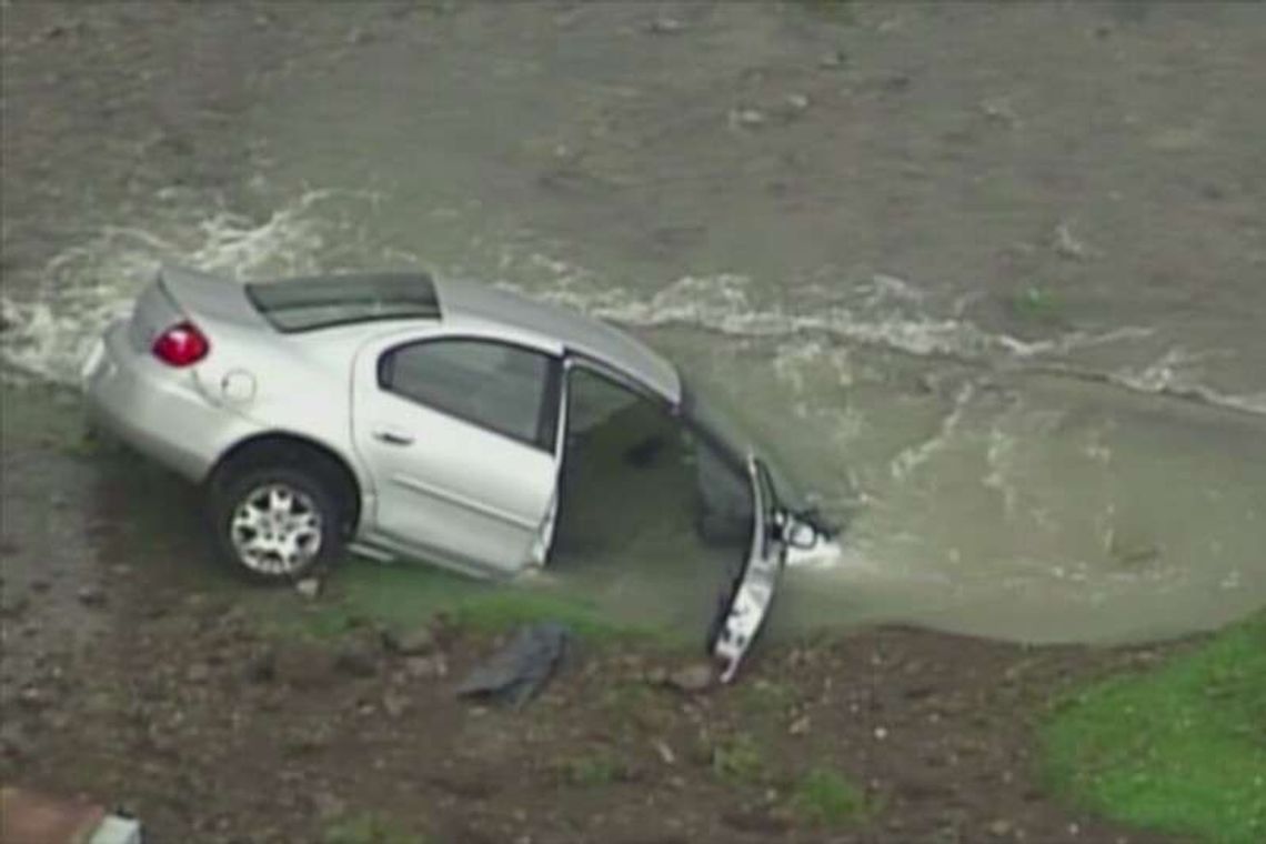 Uderzył w hydrant, a jego auto utonęło w dziurze (wideo)