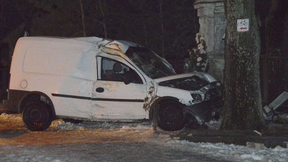 Uderzył w przydrożną kapliczkę i wylądował na ogrodzeniu