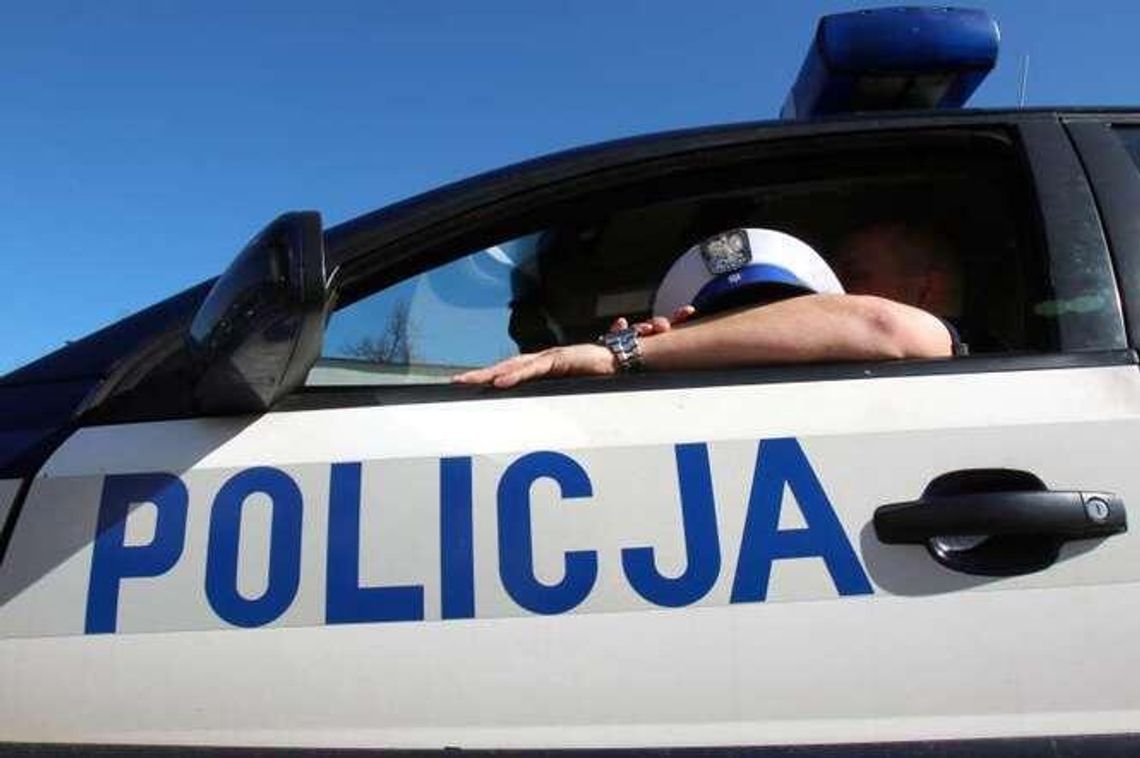 Uderzył w taksówkę i odjechał. Potem radca prawny wypchnął policjantów z mieszkania