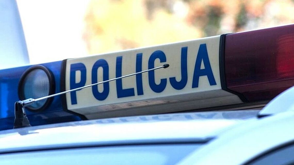 Uderzyli w twarz, zabrali plecak i podarli książki