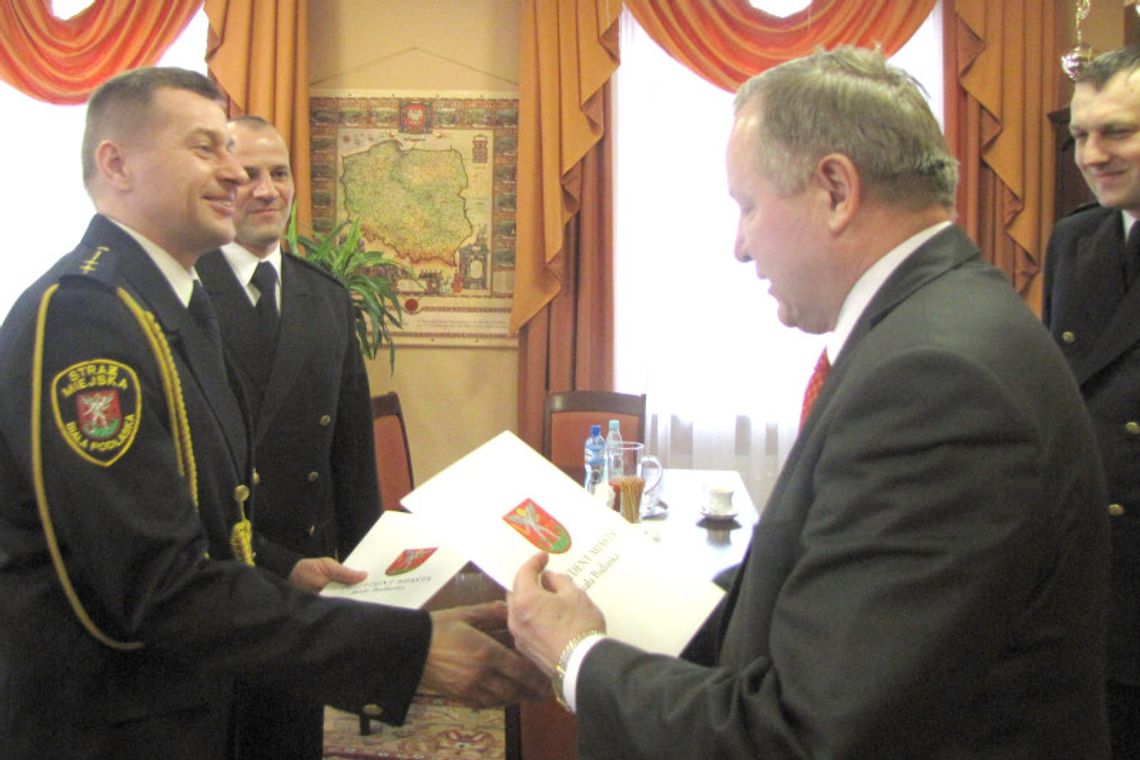 Ugasili pożar domu wiadrami. Ryzykowali choć nie mieli sprzętu