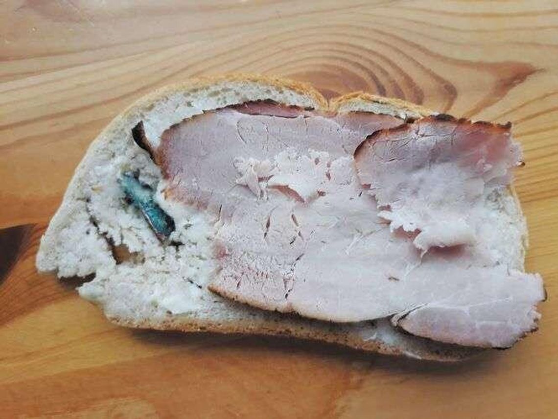 Ugryzł chleb, pękł mu ząb. W środku był kawałek metalu? Piekarnia odpowiada