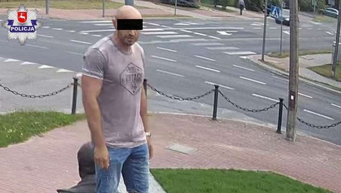 Ujeżdżał pomnik smoleński. Zgłosił się na policję