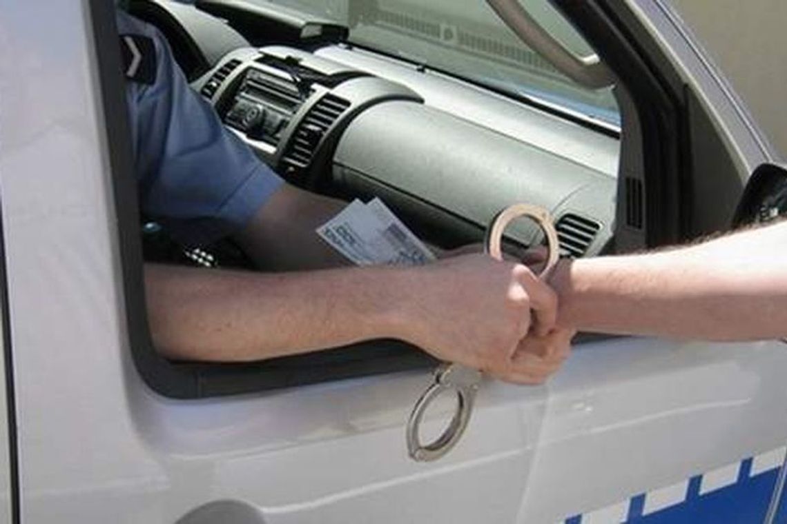 Ukradł auto i chciał dać łapówkę policjantom. \"Wujek senator wszystko załatwi\"