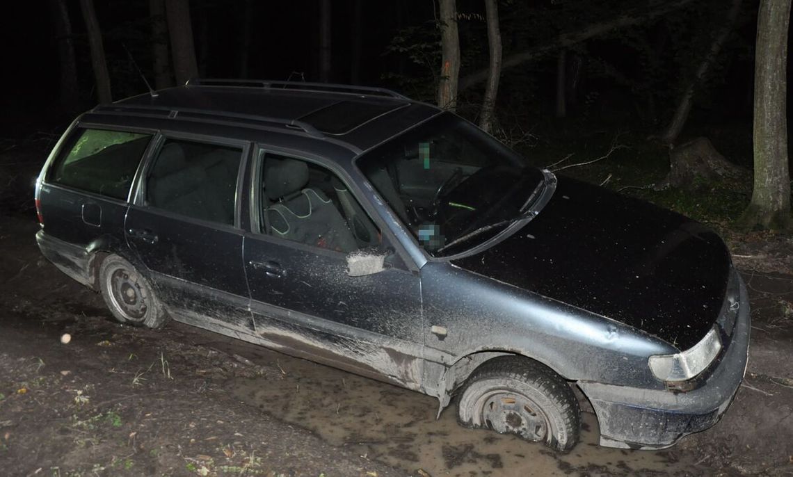 Ukradł auto znajomego i utknął w błocie. Miał blisko 3 promile Ukradł auto znajomego i utknął w błocie. Miał blisko 3 promile