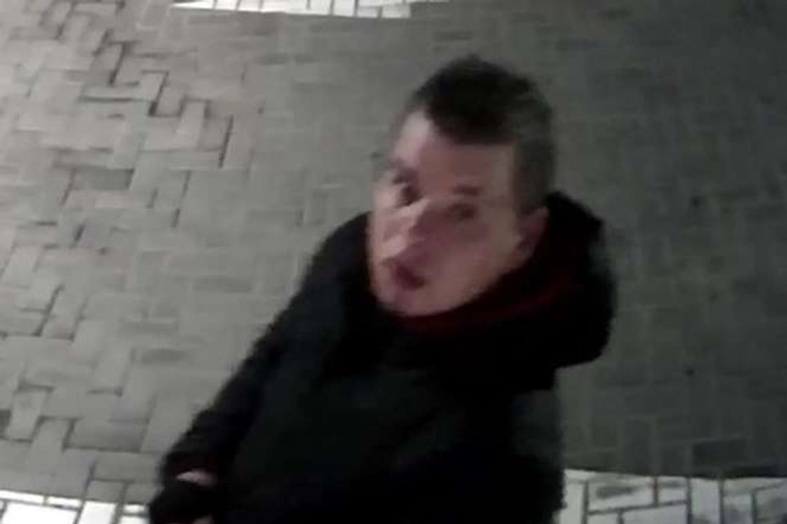 Ukradł kamerę, która go nagrała. Szukają go policjanci