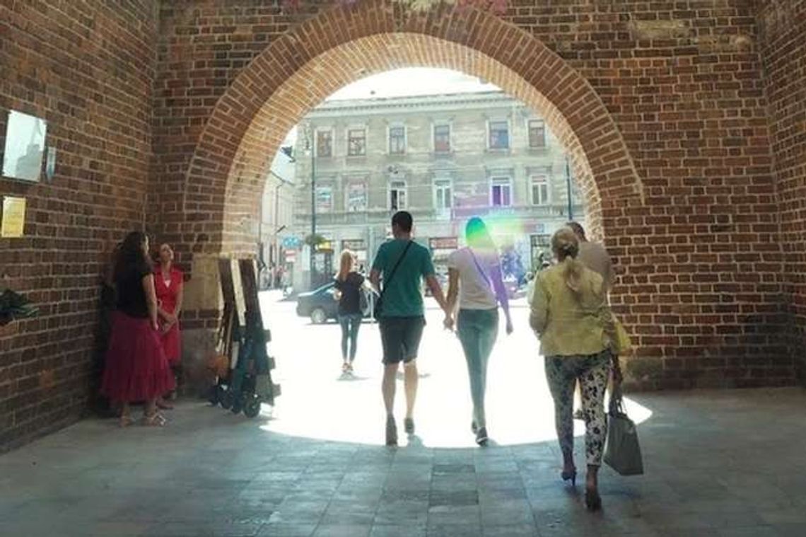 Ukradł pieniądze mężczyźnie grającemu na gitarze w Bramie Krakowskiej Ukradł pieniądze mężczyźnie grającemu na gitarze w Bramie Krakowskiej