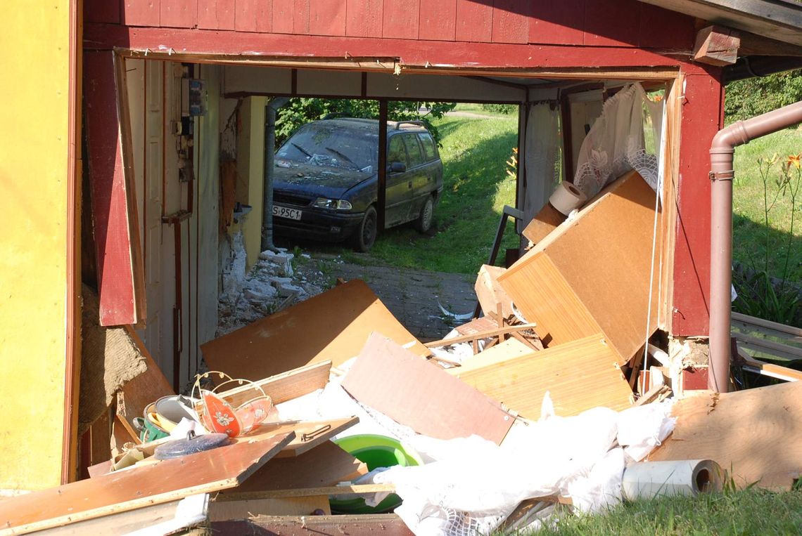Ukradł samochód koledze i wjechał w dom Ukradł samochód koledze i wjechał w dom
