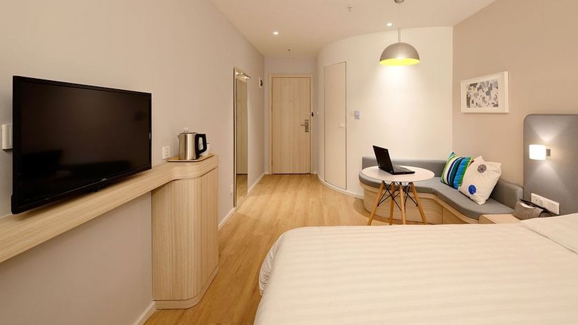 Ukradł telewizor z hotelu. Wpadł,  bo przechodził na czerwonym świetle