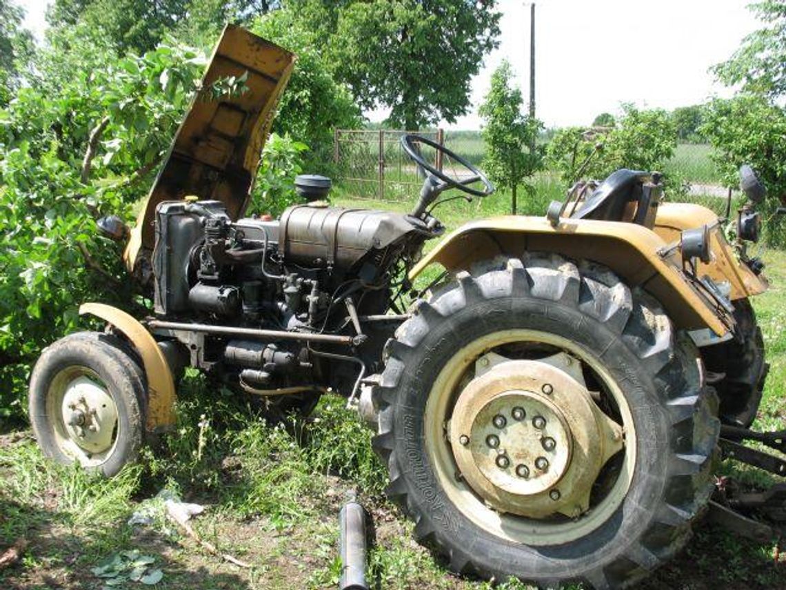 Ukradł traktor z pługiem, groził gwoździem