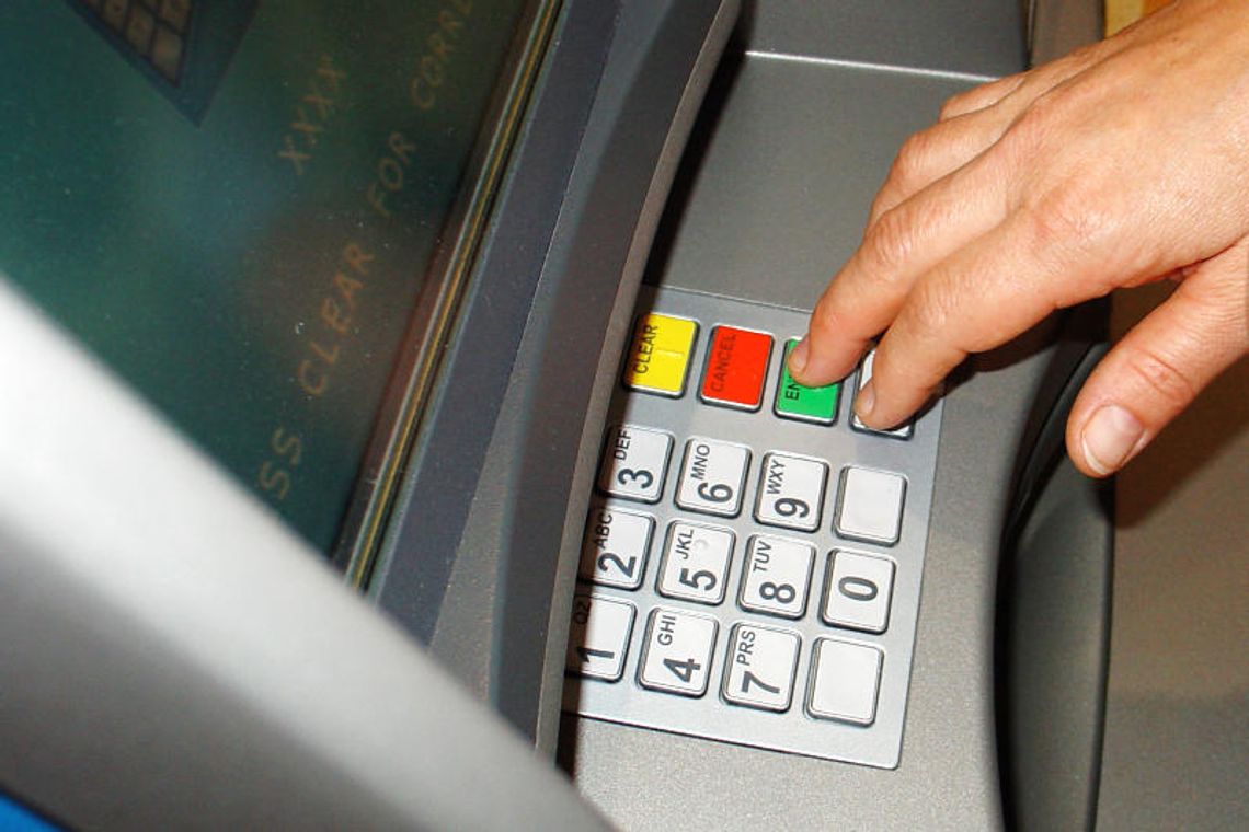 Ukradł znajomemu kartę kredytową. Wypłacił 1600 zł