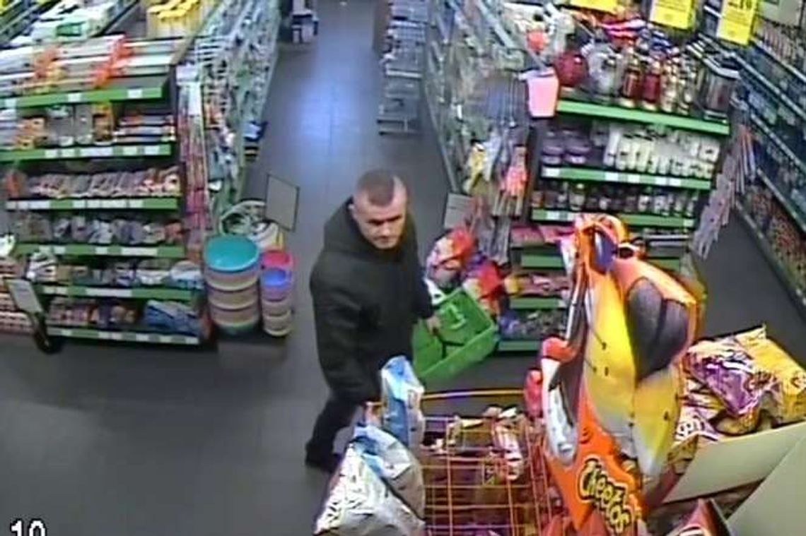 Ukradli 4000 zł. Kamera nagrała złodziei Ukradli 4000 zł. Kamera nagrała złodziei