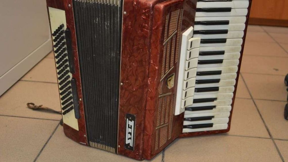 Ukradli akordeon i wyrzucili go w krzaki
