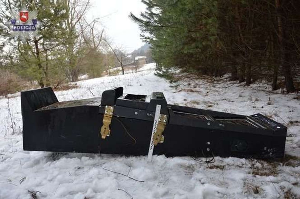 Ukradli automat do gier i zabrali pieniądze. Wyrzucili go pod lasem Ukradli automat do gier i zabrali pieniądze. Wyrzucili go pod lasem