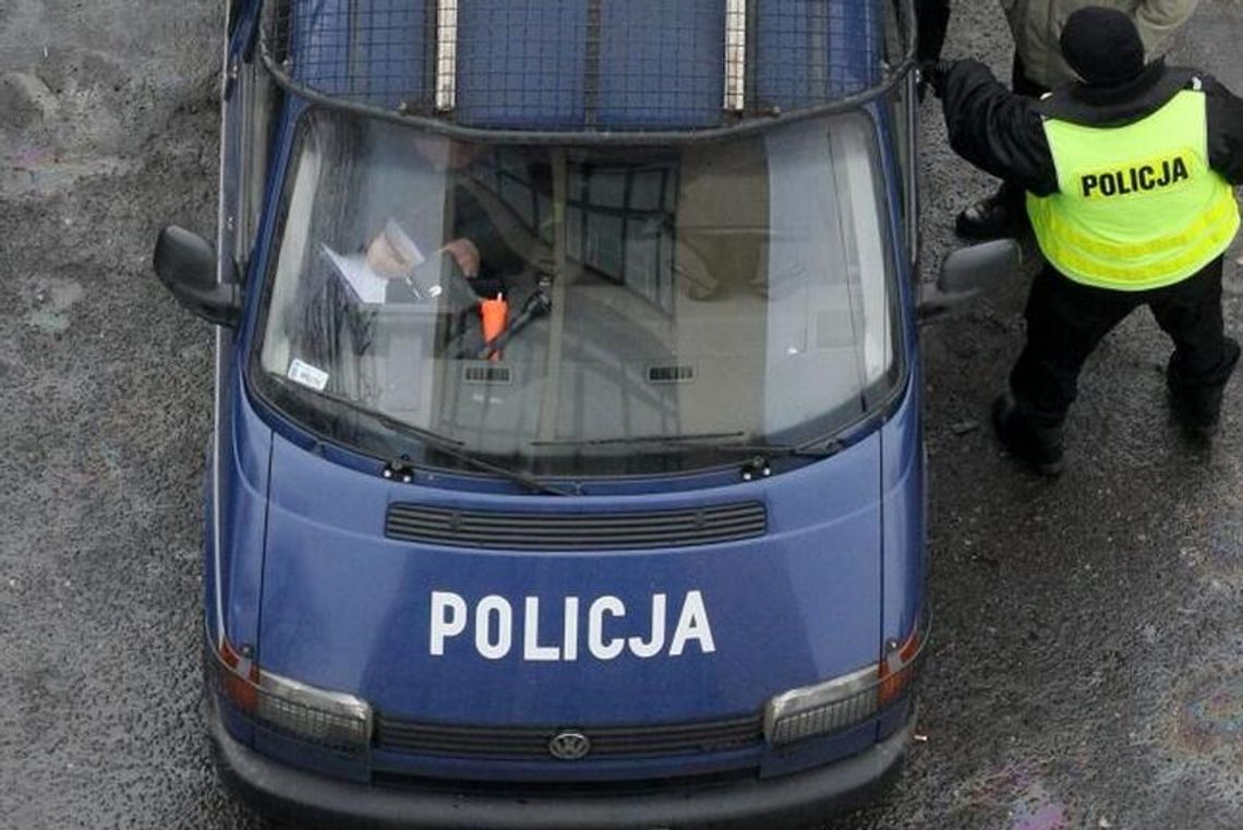 Ukradli busa. Nie chciał zapalić, pchali go środkiem jezdni Ukradli busa. Nie chciał zapalić, pchali go środkiem jezdni