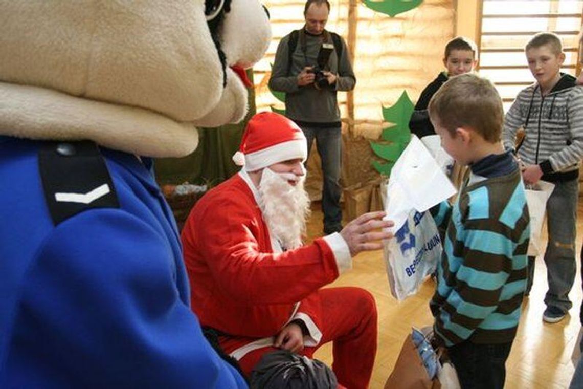 Ukradli dzieciom prezenty od Mikołaja. Wpadli po 10 miesiącach Ukradli dzieciom prezenty od Mikołaja. Wpadli po 10 miesiącach