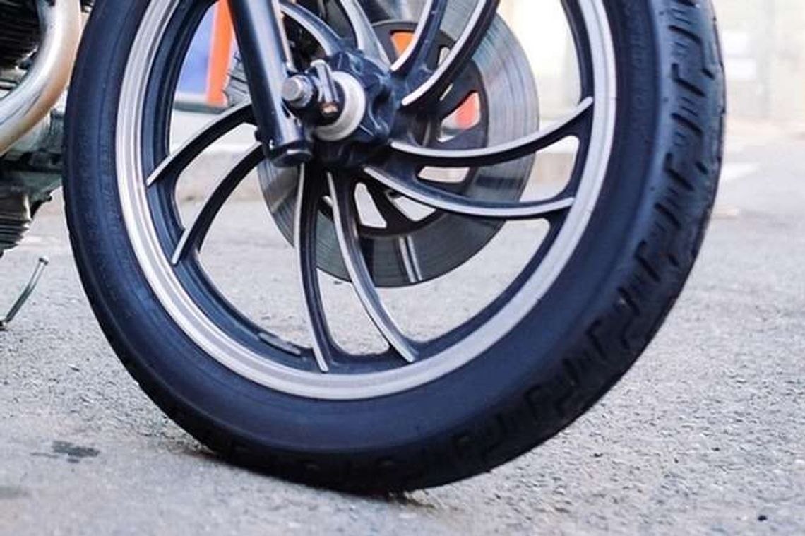 Ukradli motocykl. Policjanci znaleźli go po śladach opony