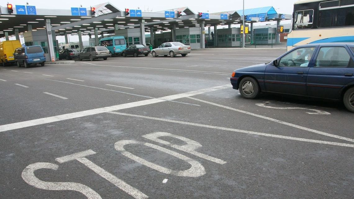 Ukraińcy blokują granicę z Polską. Protest po zmianie przepisów celnych ws. samochodów na polskich rejestracjach Ukraińcy blokują granicę z Polską. Protest po zmianie przepisów celnych ws. samochodów na polskich rejestracjach