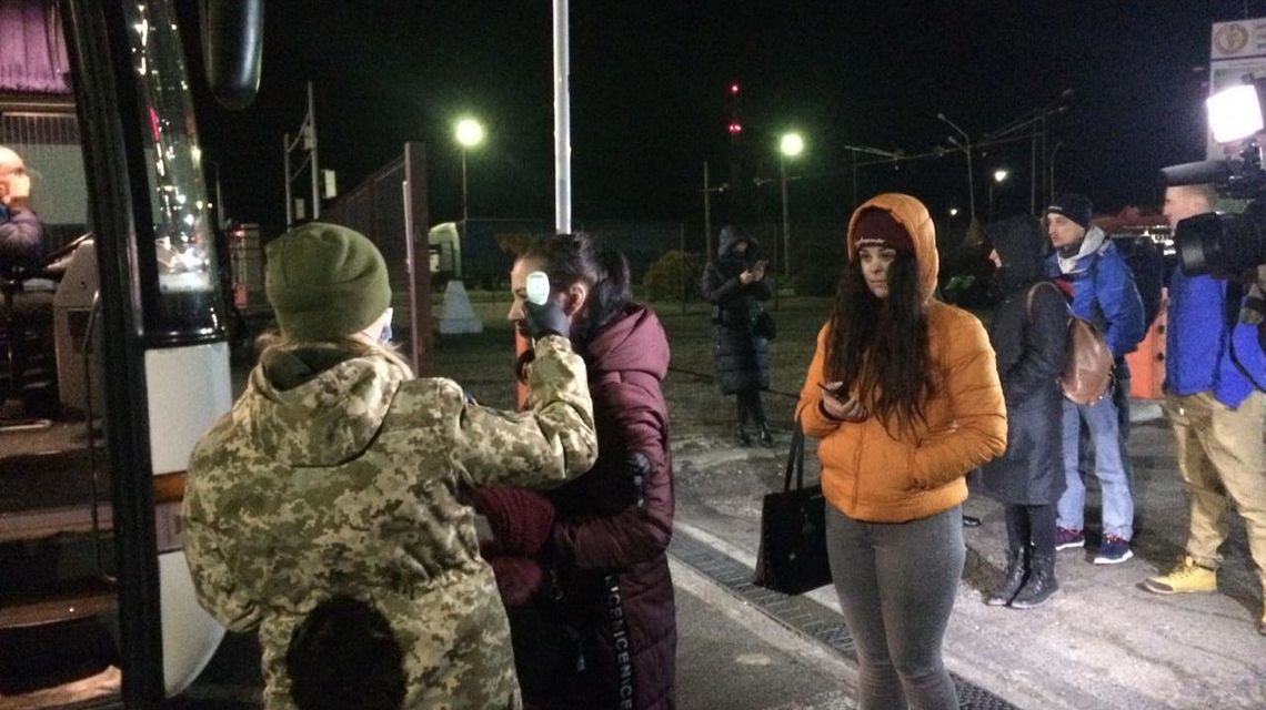 Ukraińcy mieli koczować na granicy. Konsul wynajął im autobus