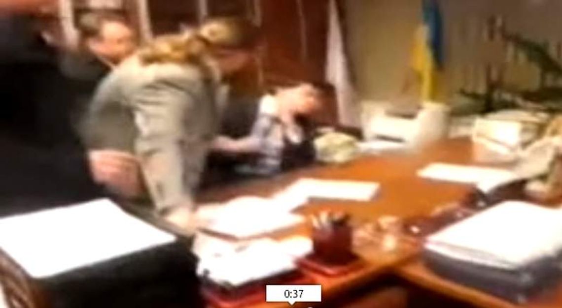 Ukraińscy nacjonaliści zaatakowali prezesa telewizji za transmisję z Kremla (wideo)