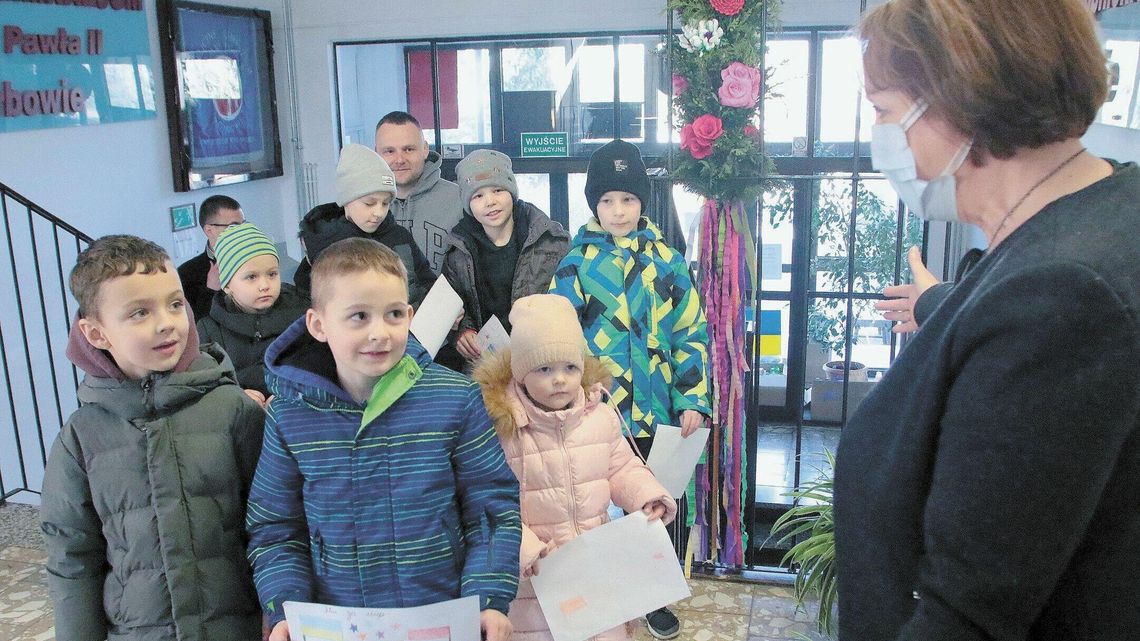 Ukraińskie rodziny z 14 dziećmi znalazły bezpieczny dom. Już przywitano ich w szkole