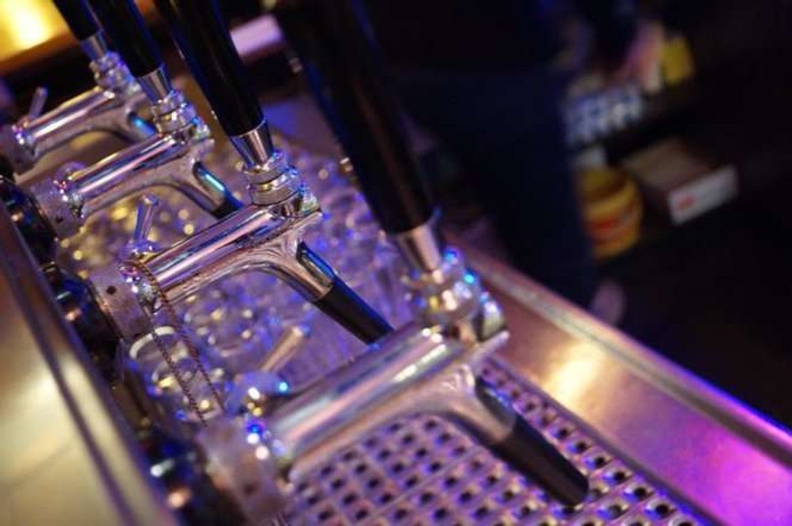 Ukrył się w barze, a po zamknięciu okradł go. Wybił szybę i uciekł