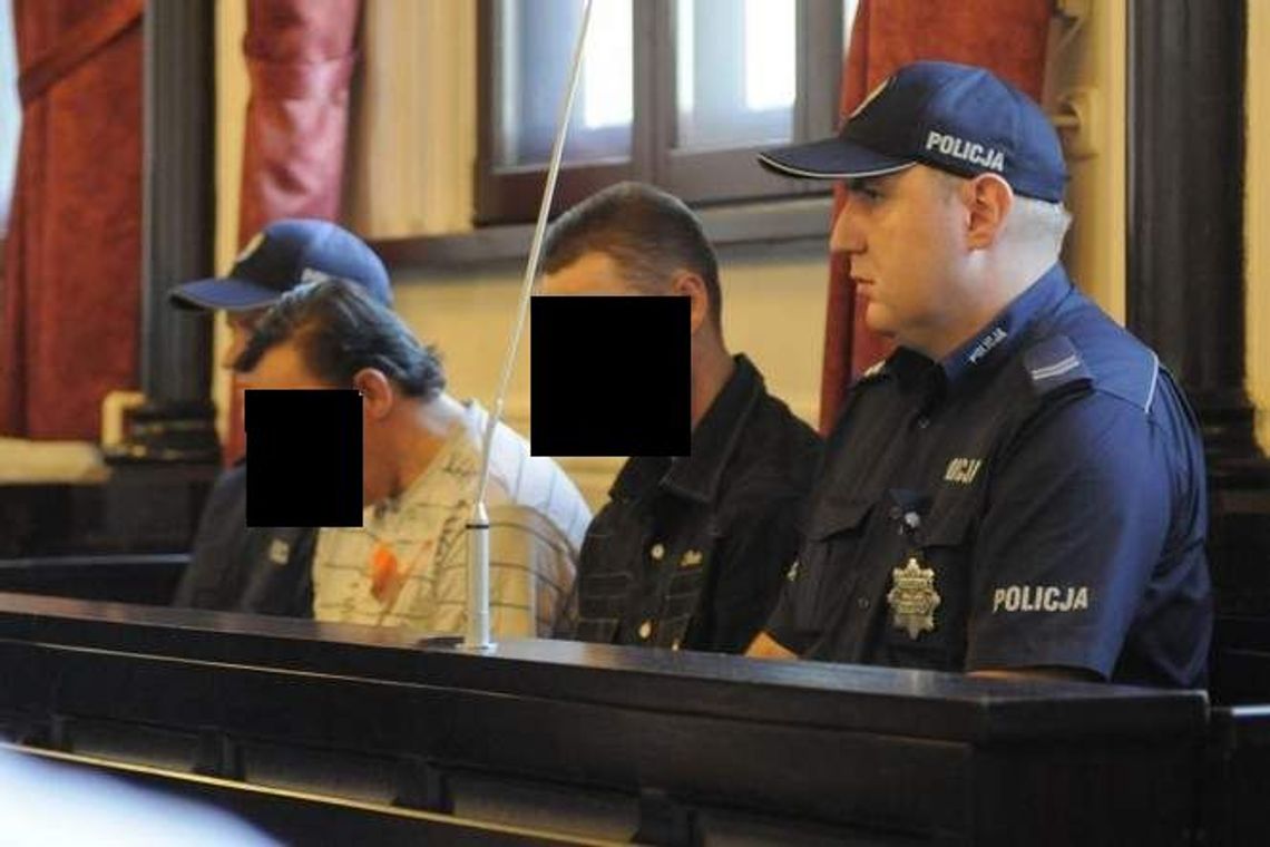 Ukryli ciało w płytkim dole, potem próbowali je spalić