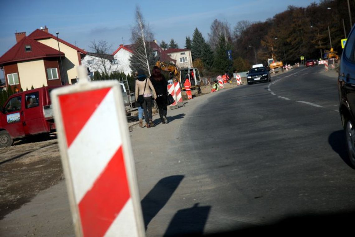 Ul. Abramowicka: Piesi chodzą po ciemku, między autami Ul. Abramowicka: Piesi chodzą po ciemku, między autami