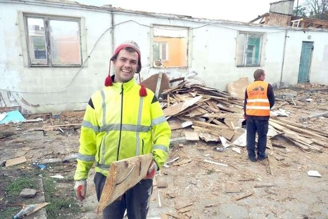 Ul. Cerkiewna: Rozbierają barak, będą trawniki