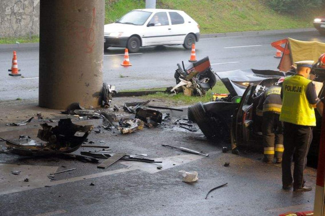 Ul. Diamentowa: BMW uderzyło w wiadukt. Zginął pasażer (zdjęcia)
