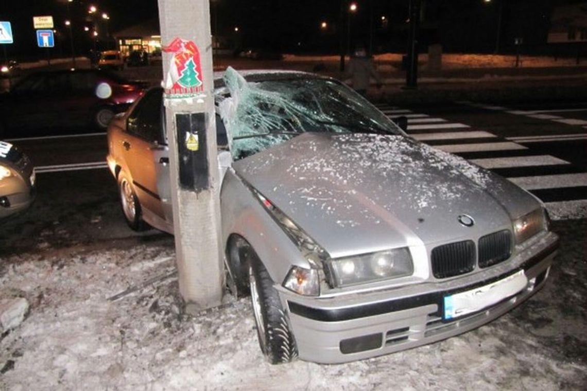 Ul. Diamentowa: Kierujący bmw wjechał w latarnię (zdjęcia)