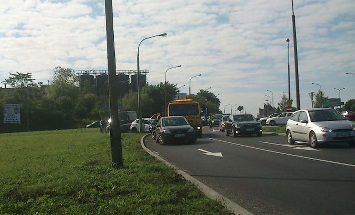 Ul. Diamentowa: Zderzenie samochodów. Utrudnienia w ruchu Ul. Diamentowa: Zderzenie samochodów. Utrudnienia w ruchu