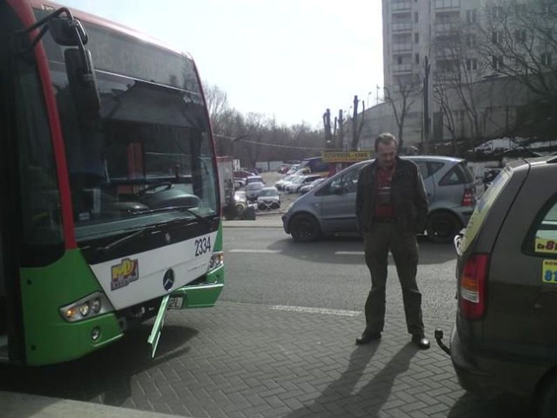 Ul. Dolna 3 Maja: Autobus zderzył się z taksówką Ul. Dolna 3 Maja: Autobus zderzył się z taksówką