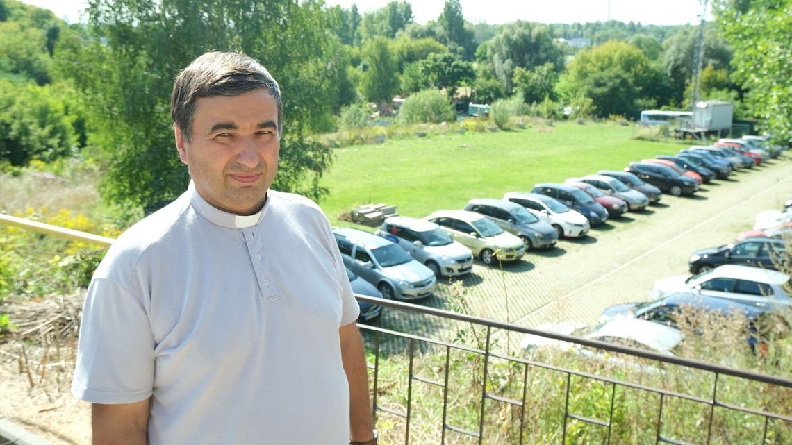 Ul. Dolnej Panny Marii: Teraz jest parking, ale proboszcz planuje tu dużą inwestycję