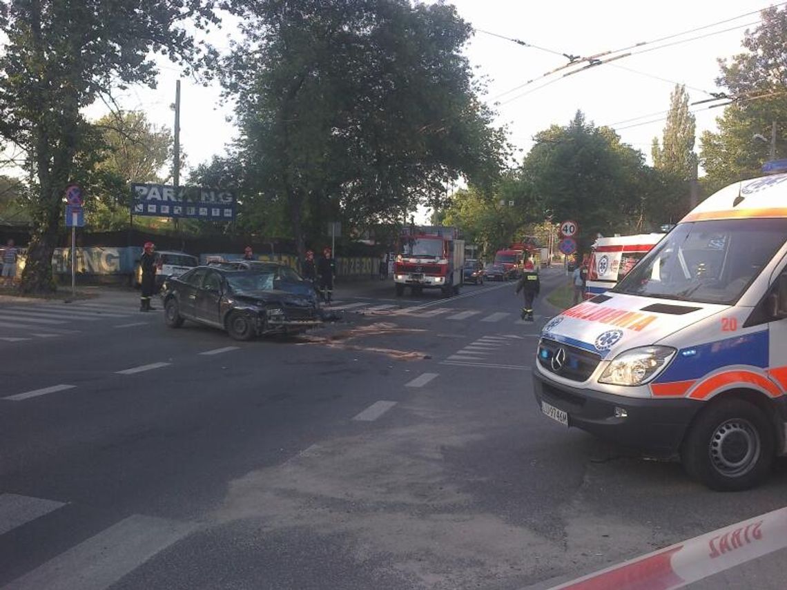 Ul. Dworcowa: Zderzenie trzech samochodów. Cztery osoby w szpitalu Ul. Dworcowa: Zderzenie trzech samochodów. Cztery osoby w szpitalu