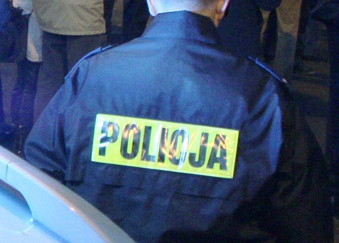Ul. Filaretów: Auto uderzył w latarnię. Kierowca pijany Ul. Filaretów: Auto uderzył w latarnię. Kierowca pijany