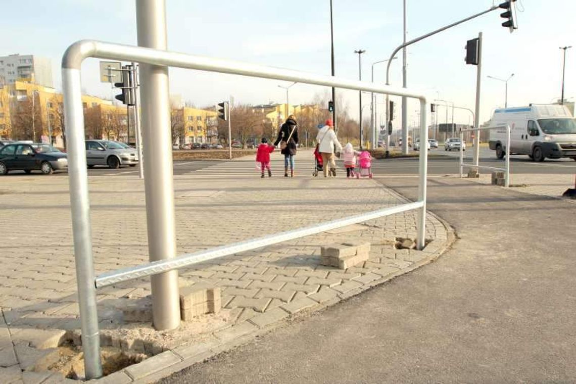 Ul. Filaretów: Montują oparcia dla rowerzystów