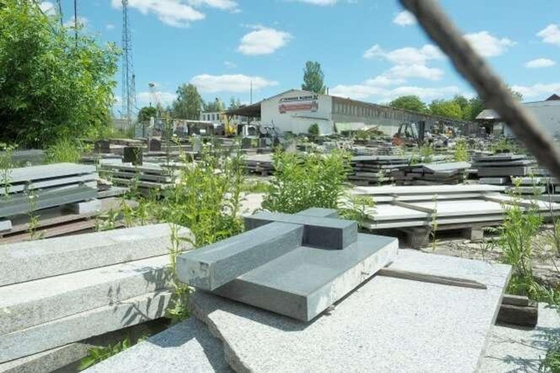 Ul. Głuska: Mieszkańcy protestują przeciw budowie spopielarni zwłok. "Powinna być dalej od domów"