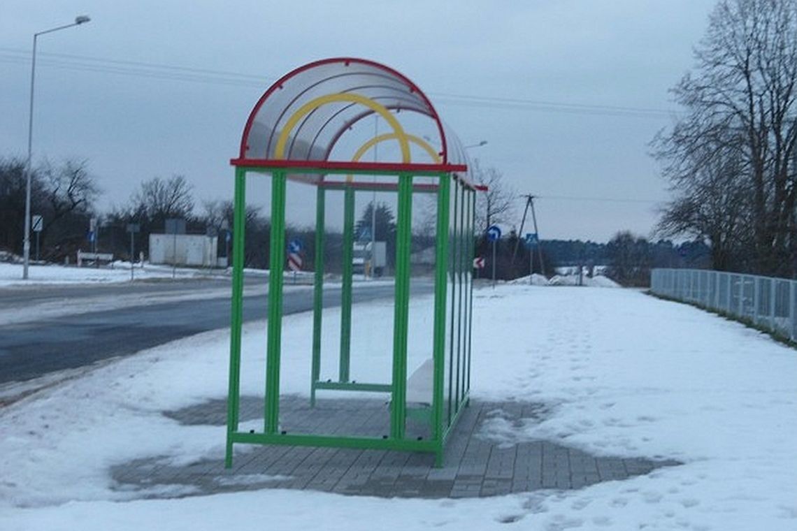 Ul. Granatowa: Postawili wiatę przez pomyłkę. Autobusów nie będzie