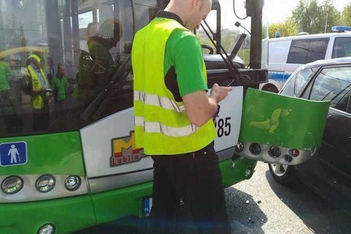 Ul. Granitowa: Trolejbus zderzył się z samochodem