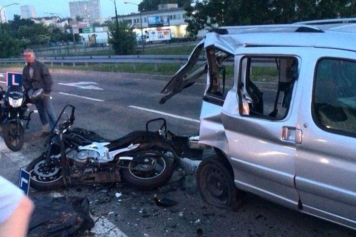 Ul. Hutnicza: Motocyklista uczył się jeździć. Uderzył w samochód i zginął (wideo)
