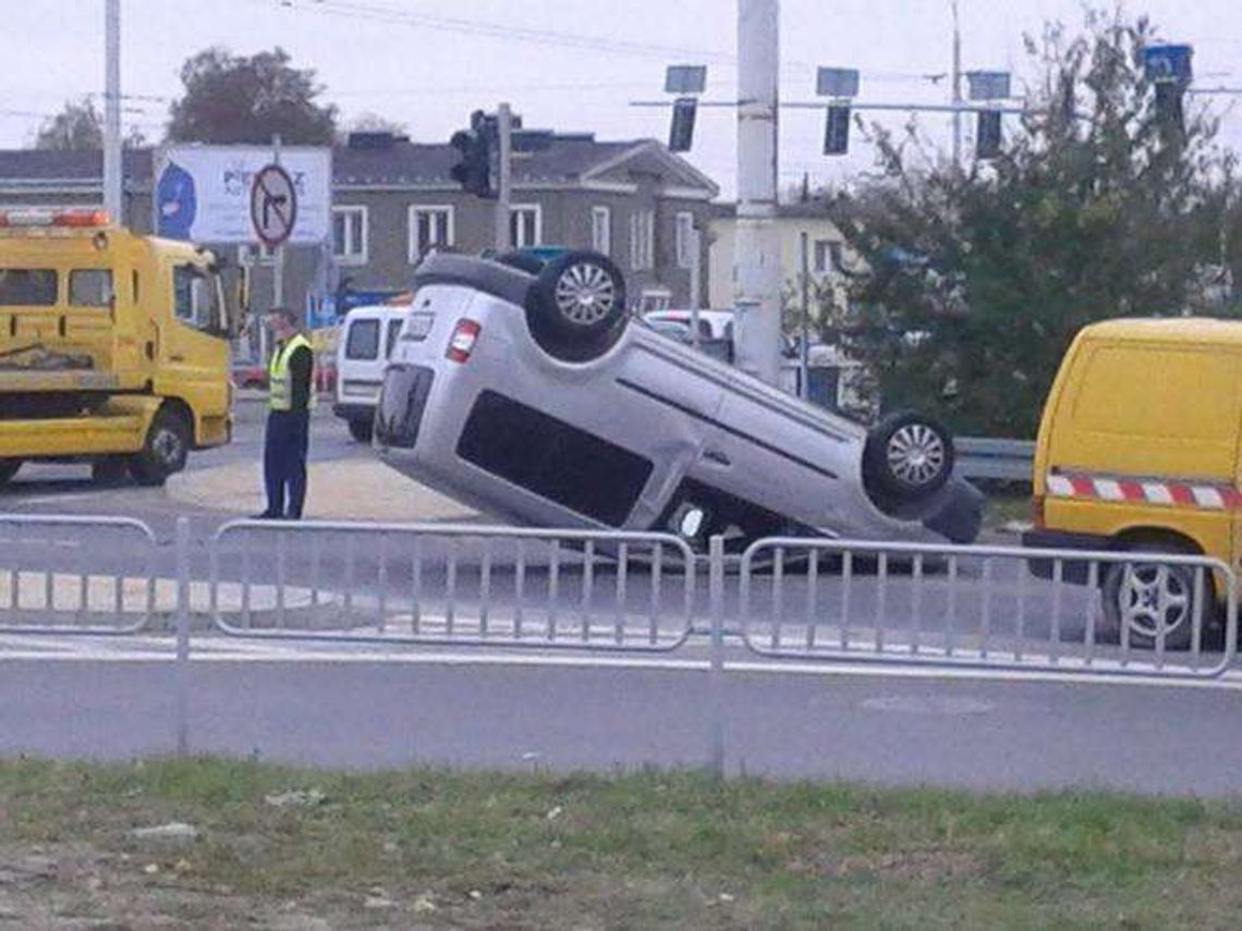 Ul. Hutnicza: Zderzenie aut. Volkswagen dachował Ul. Hutnicza: Zderzenie aut. Volkswagen dachował