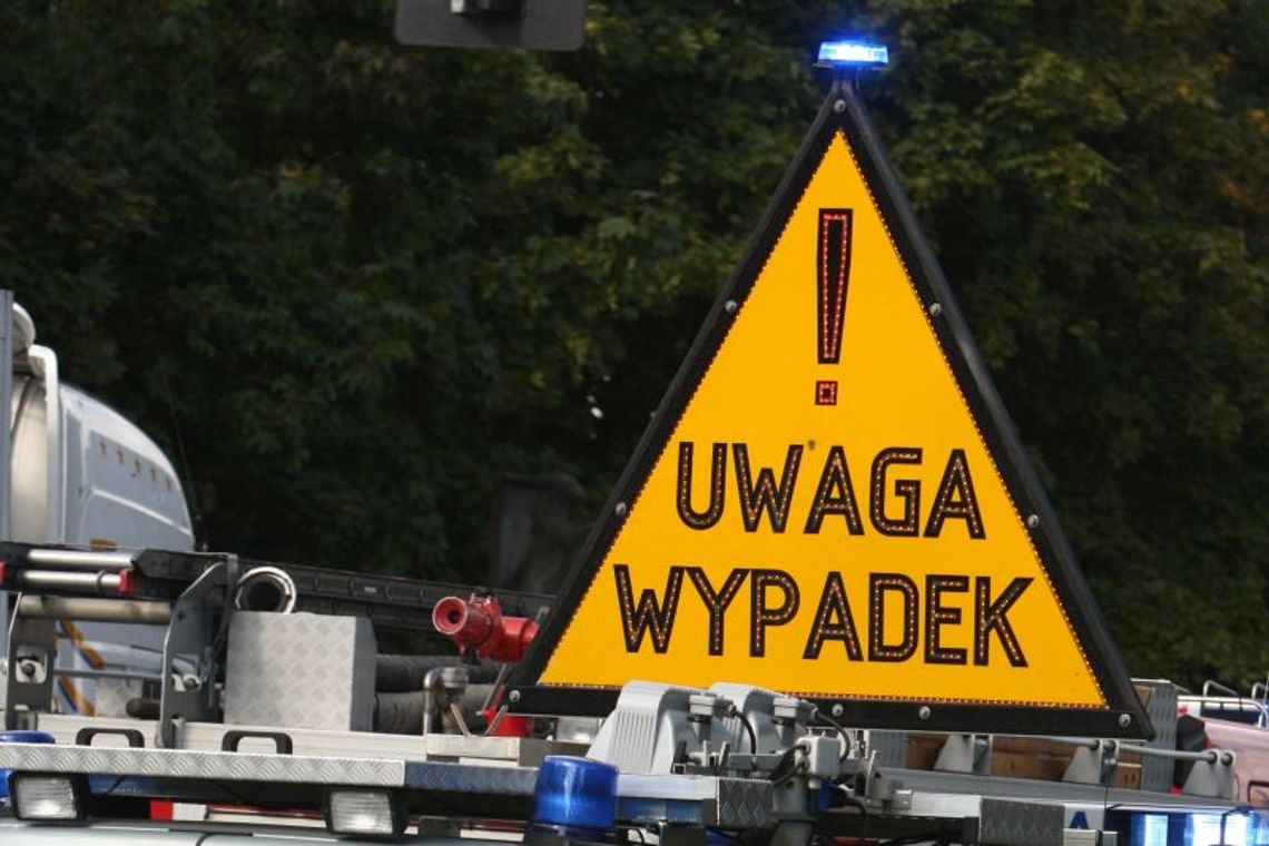 Ul. Jana Pawła II: Motocyklista zahaczył o samochód. Dwie osoby w szpitalu